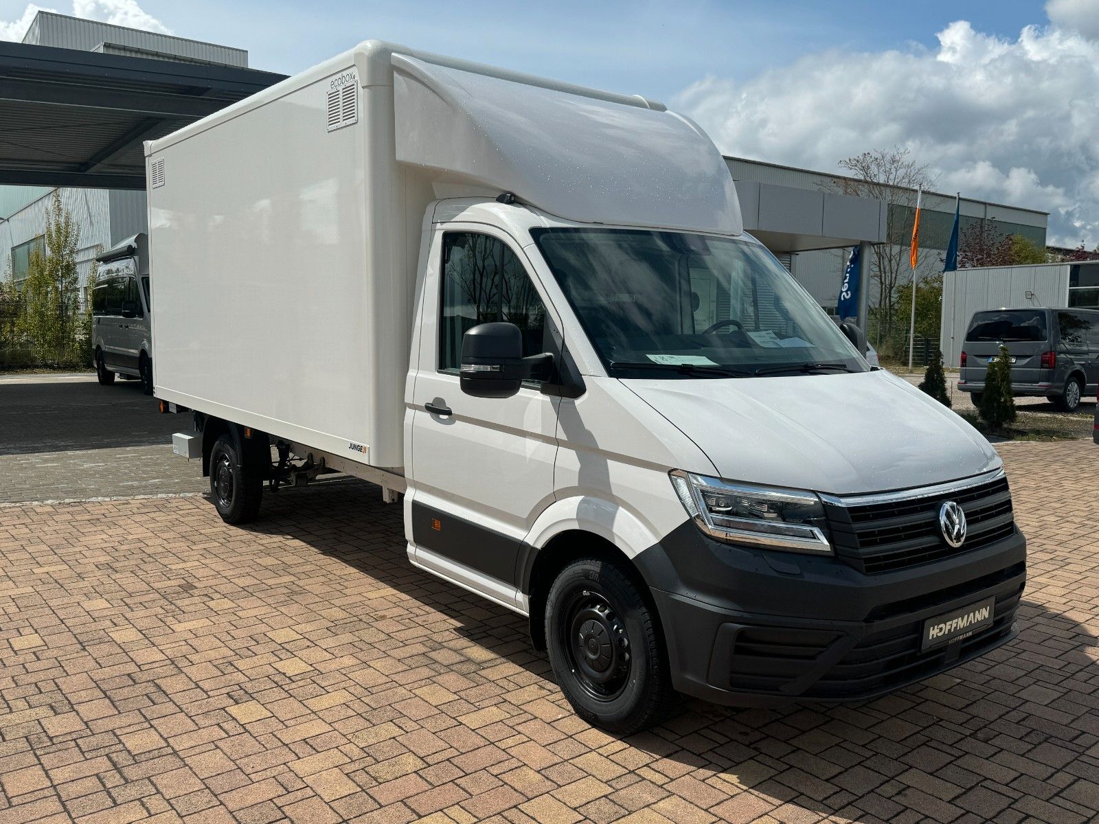 Fahrzeugabbildung Volkswagen Crafter Junge Koffer Navi Schwingsitz