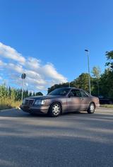 Mercedes-Benz W124 E 220 Coupé / Tausch - Mercedes-Benz E 220 mit Benzin-Antrieb: Sportwagen, Automatik
