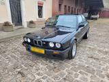 BMW E30 320i - BMW 320 Coupé E30 320i mit Benzin-Antrieb