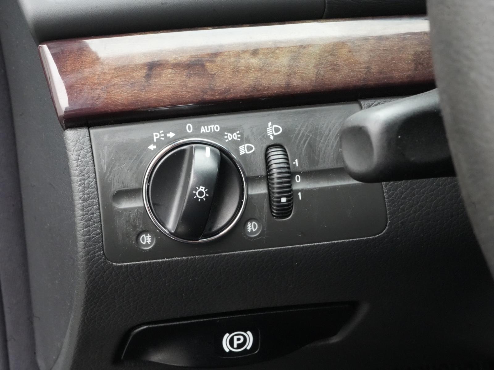 Mercedes-Benz E200 2004 — photo 10