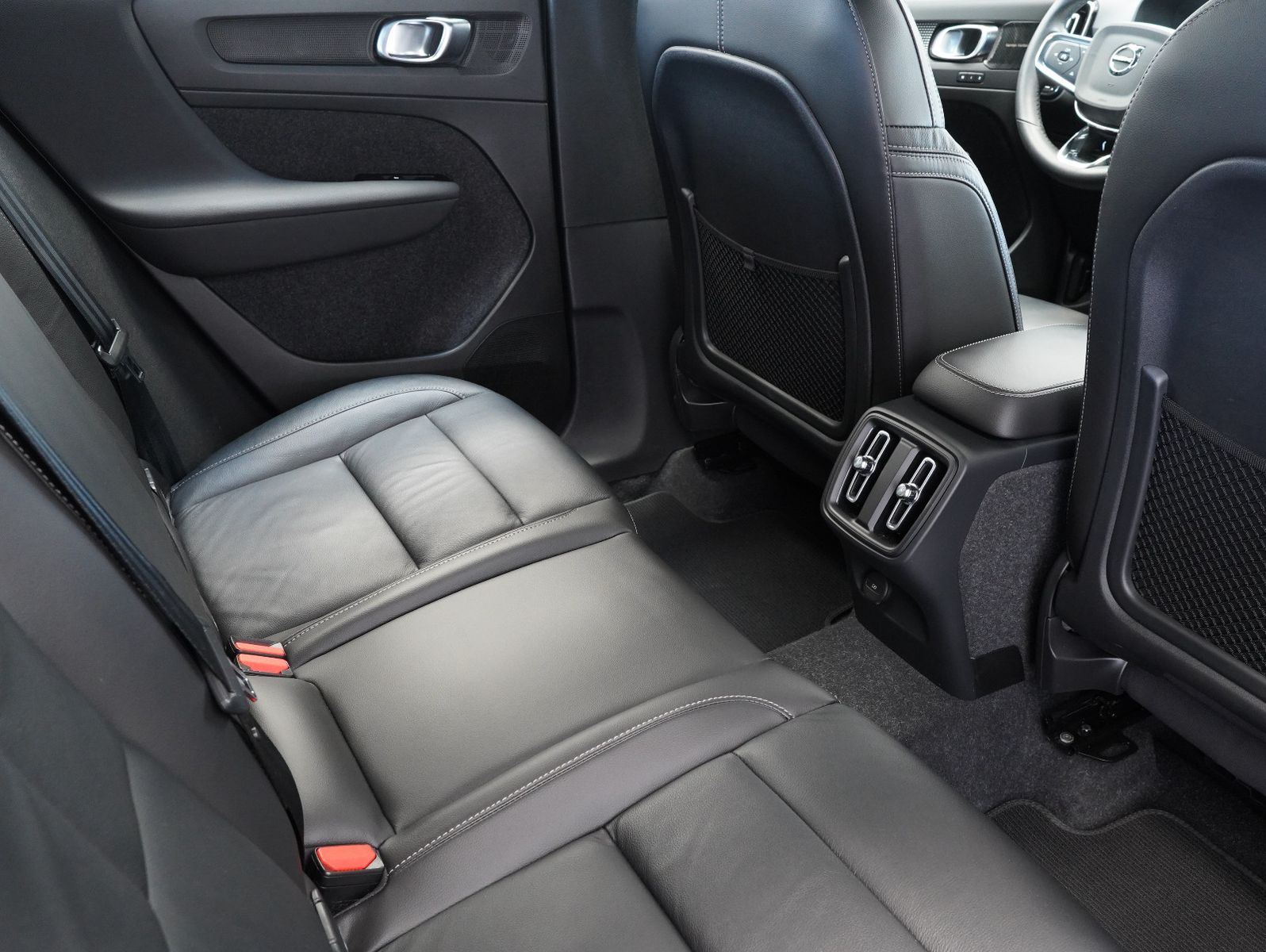 Fahrzeugabbildung Volvo XC40 B4 B R Design LED/NAVI/ACC/LEDER/360°