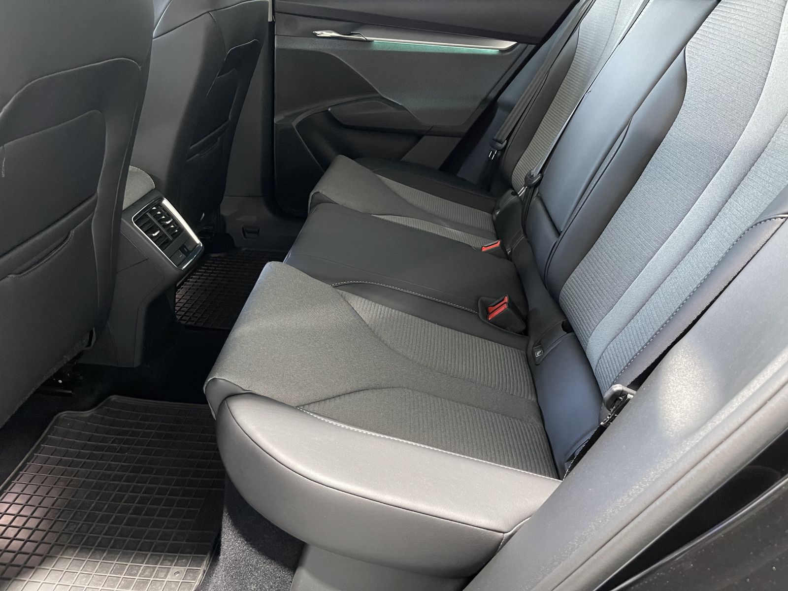 Fahrzeugabbildung SKODA Enyaq 60 Loft*AHK*LED-Matrix*