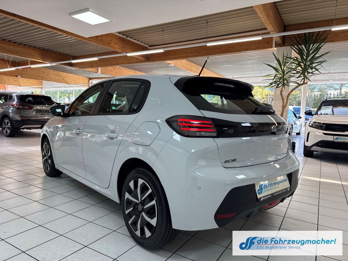 Fahrzeugabbildung Peugeot 208 Style LED Fahrerprofil DAB SHZ Keyless Start