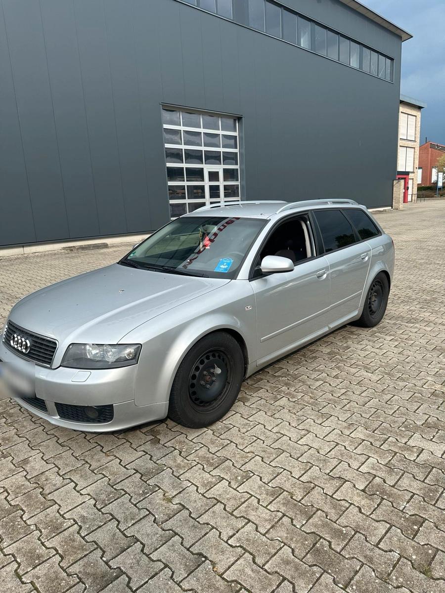 Audi A4 2004 — салон