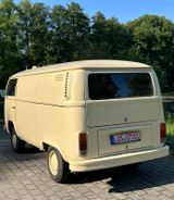 Volkswagen VW T2  DRK Kasten in Elfenbein  - Oldtimer mit Benzin-Antrieb: Kleinbus