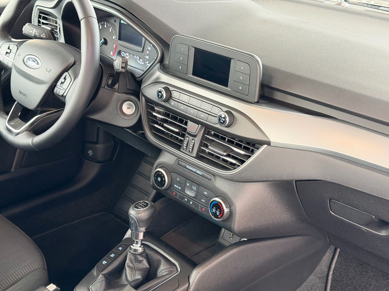 Fahrzeugabbildung Ford Focus Limousine 1.0 Trend  "Winter-Paket  Klima"
