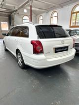 Toyota Avensis Kombi 2.0 Sol - weiße Toyota Avensis