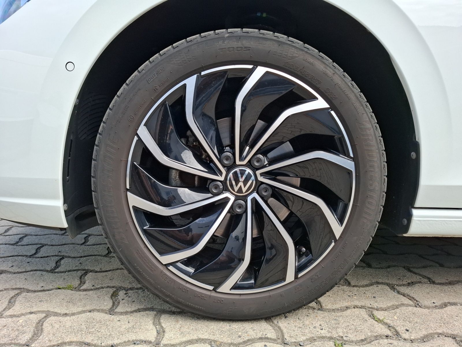 Fahrzeugabbildung Volkswagen Golf VIII Variant eTSI Stye DSG STH LED Navi AID