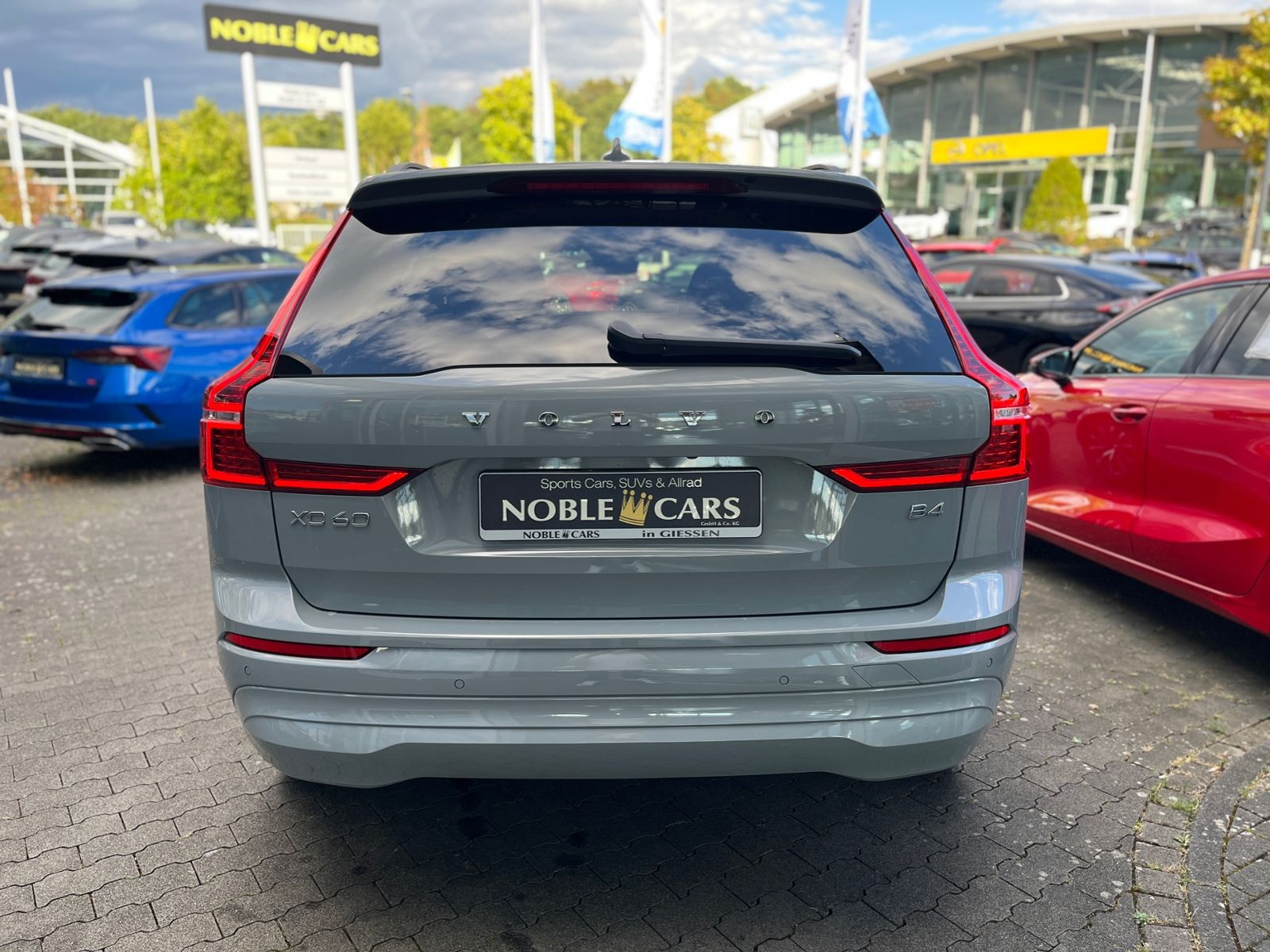 Fahrzeugabbildung Volvo XC60 Core 2WD STNDHZ LED NAV SHZ 19"