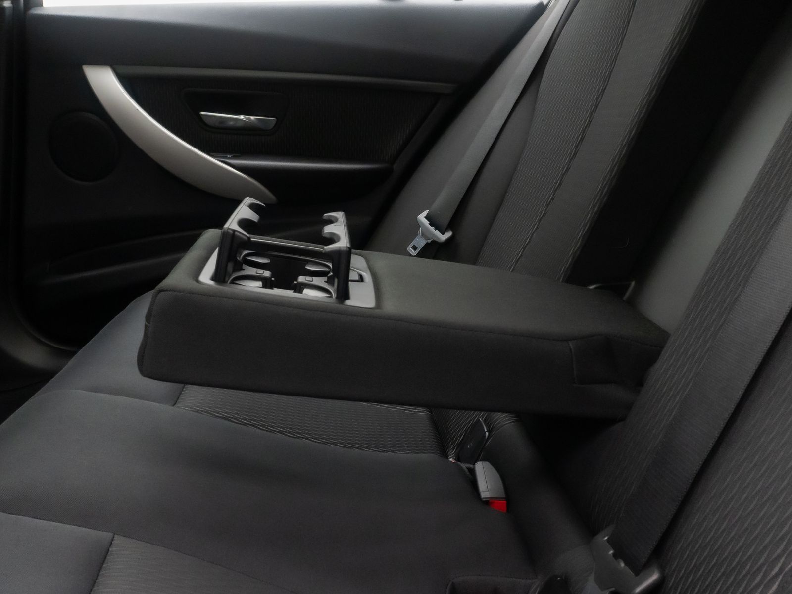 Fahrzeugabbildung BMW 320d PDC Panorama NaviBusiness KlimaAut Regensen