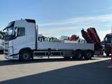 Volvo FH 500 6x2 Container-Pritsche/FASSI 545RA.2.28 - Motorradanhänger