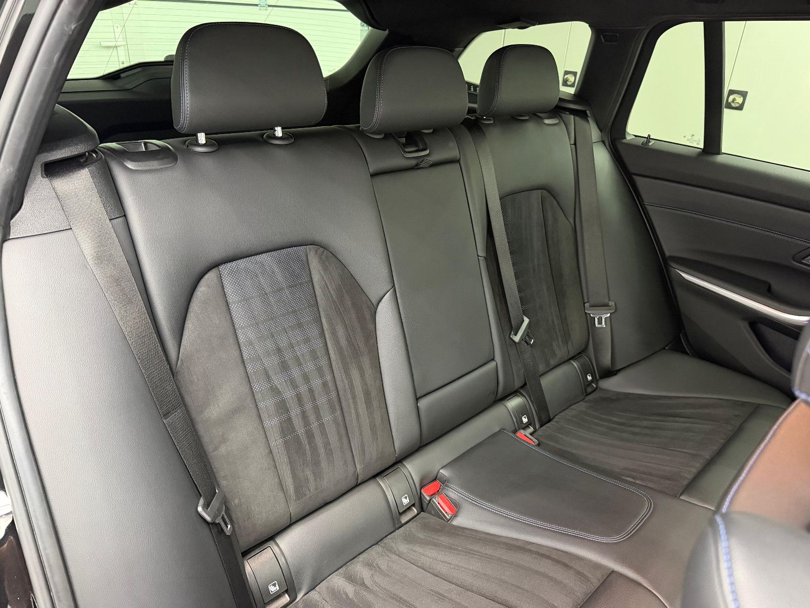 Fahrzeugabbildung BMW 320d xDrive M-SPORT/STZHG/AHK/DRIVING ASS+/DISPL
