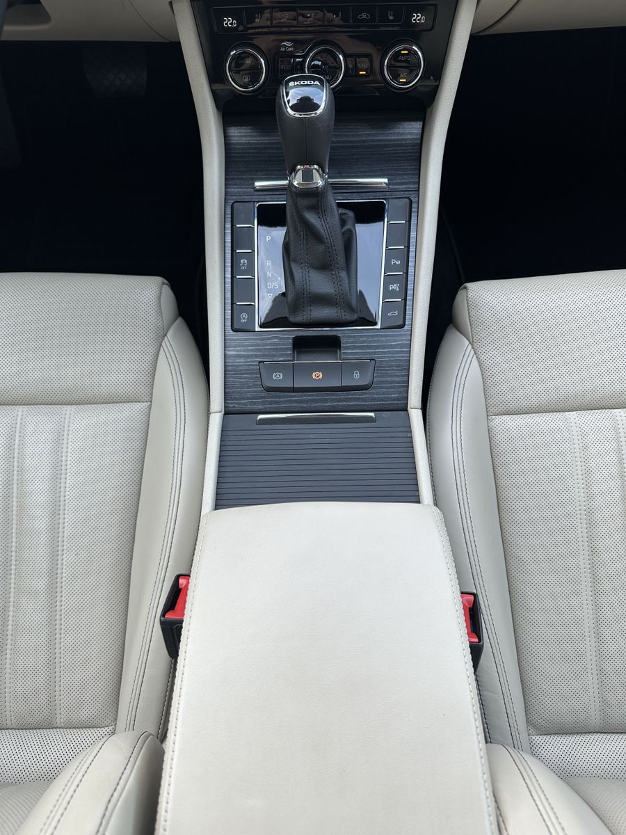 Fahrzeugabbildung SKODA Superb Combi Premium Edition NAV+LED+ACC+18ZO+VC