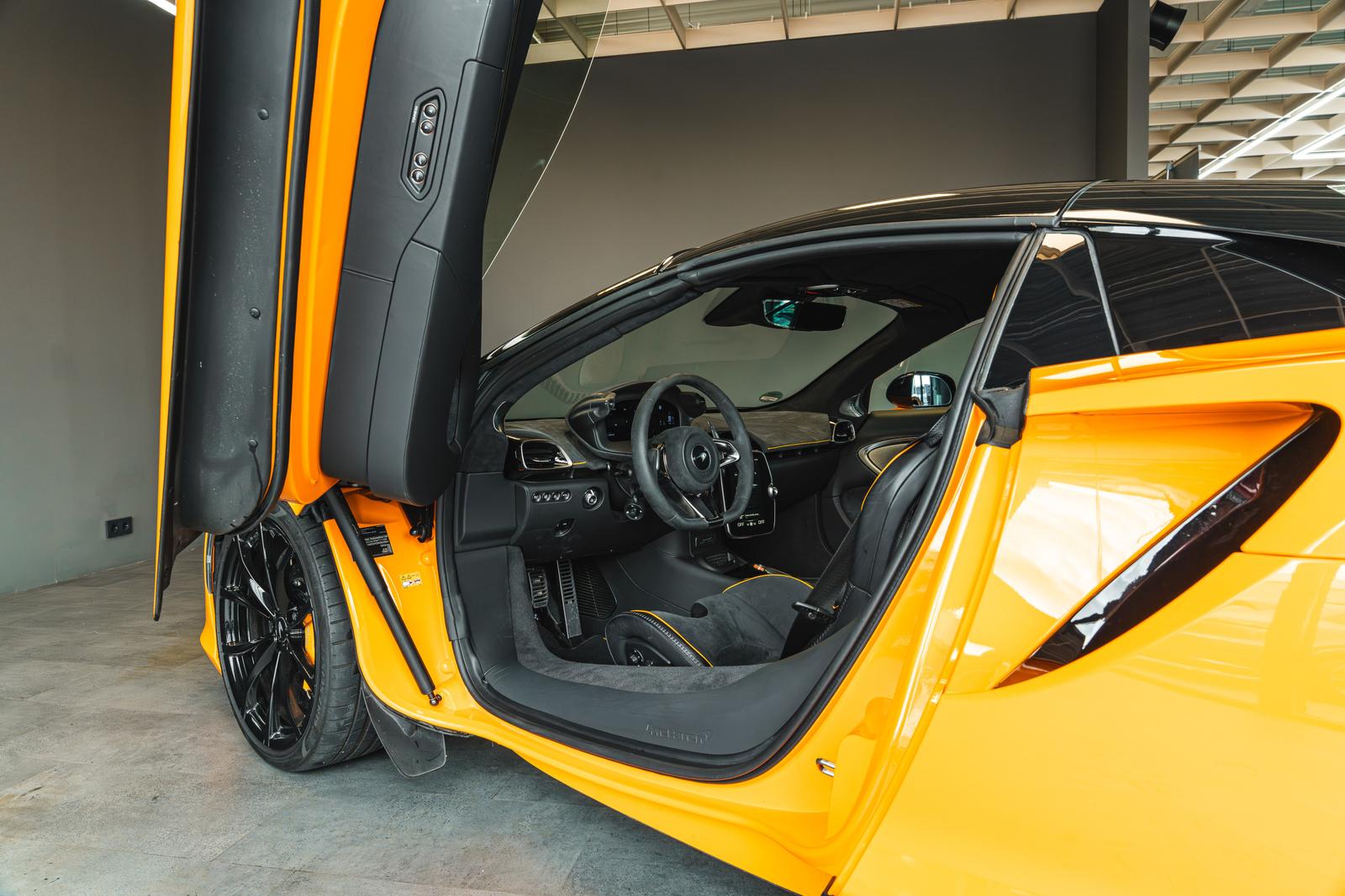 McLaren Artura SPIDER + ALCANTARA + BOWERS & WILKINS