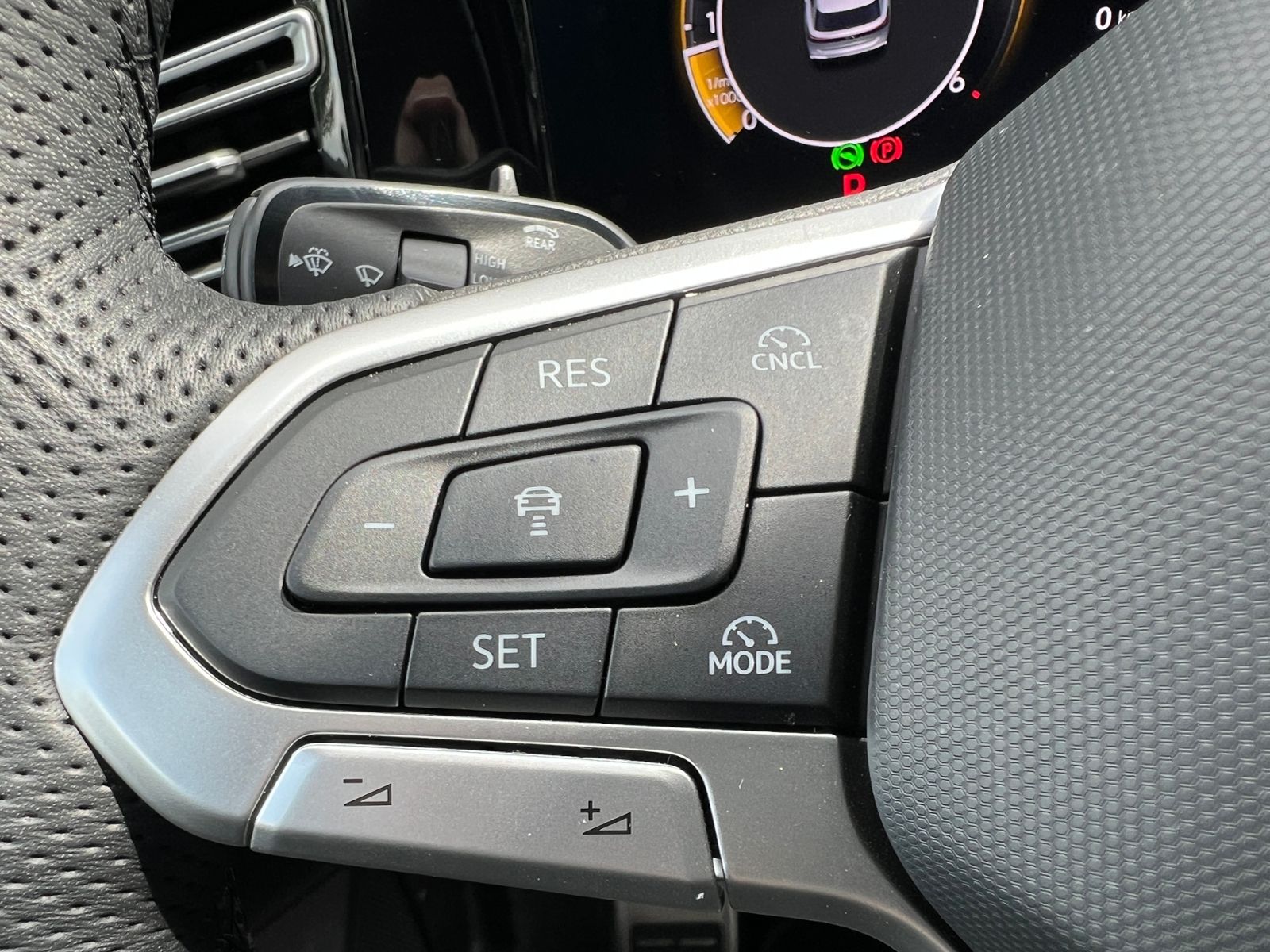 Fahrzeugabbildung Volkswagen Tiguan R-Line 2.0 TDI DSG 4Motion *IQ.Light,AHK,