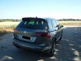 Volkswagen Tiguan 2.0 TDI  Highli Autom Allrad Pano Standhz - : Grau, Teilleder, Head-Up Display