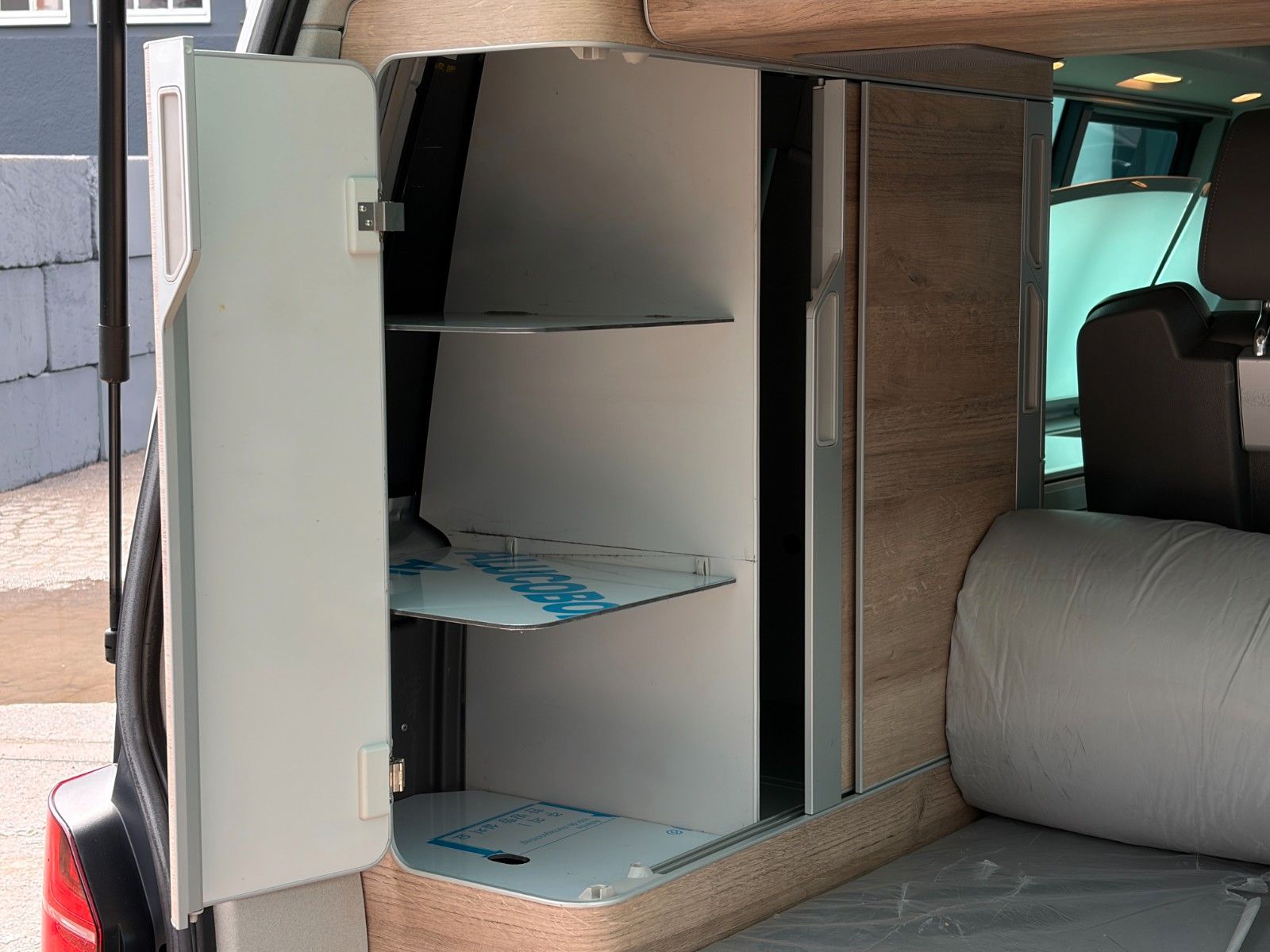 Fahrzeugabbildung Volkswagen T6.1 California Ocean 2.0 TDI Hub Küche Markise