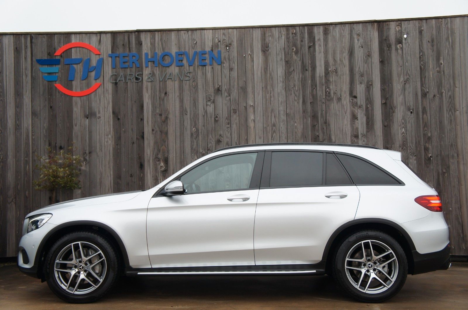 MERCEDES-BENZ GLC 350d 4Matic V6 Pano LED Sitzheizung