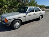 Mercedes-Benz E 230 - Oldtimer: bis 15000 €