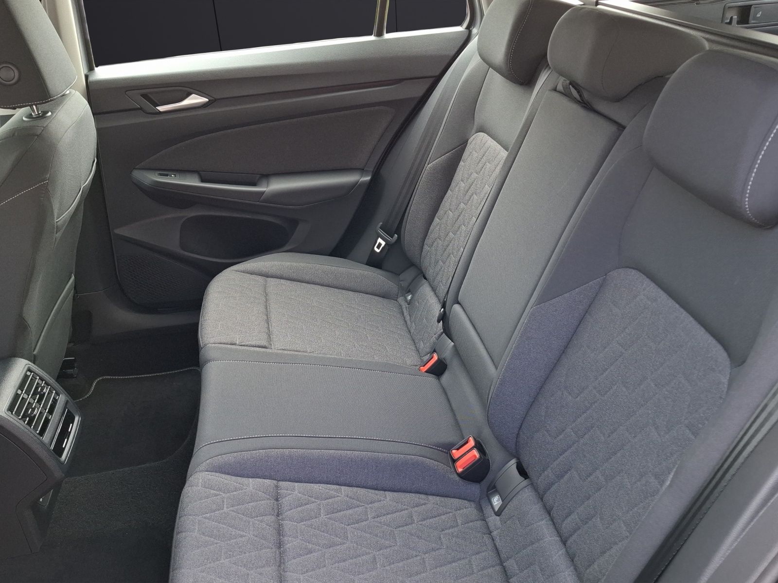 Fahrzeugabbildung Volkswagen Golf VIII Variant eTSI Life DSG LED CarPlay AID