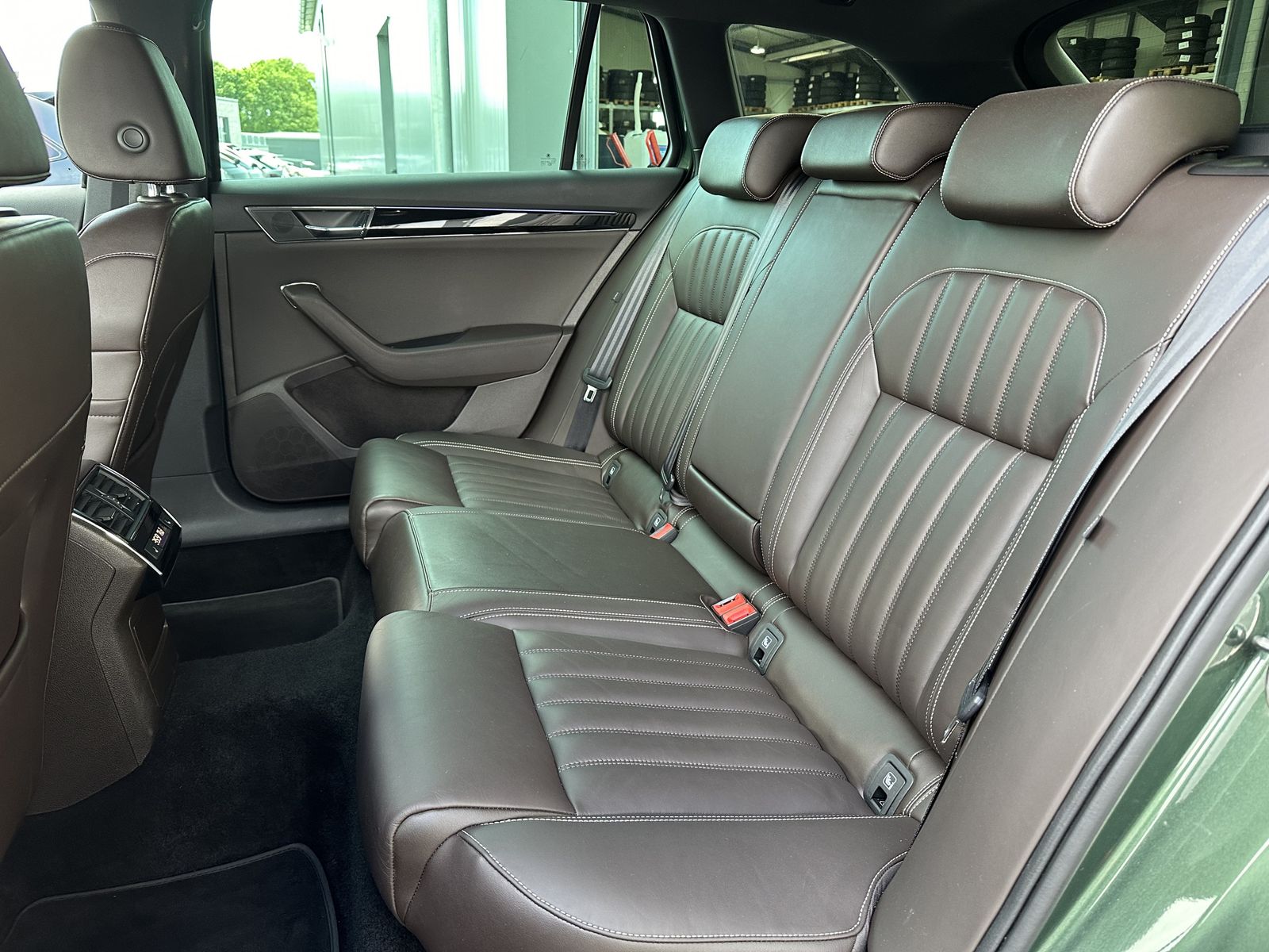 Fahrzeugabbildung SKODA Superb Combi 1.4 TSI iV DSG L&K NAV+MATRIX+VCOCK
