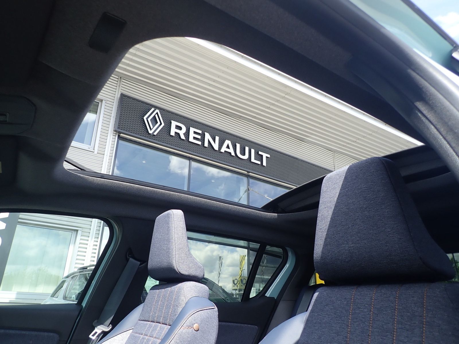 Fahrzeugabbildung Renault R 4 E-Tech elektrisch Techno "plein sud" 150 Com