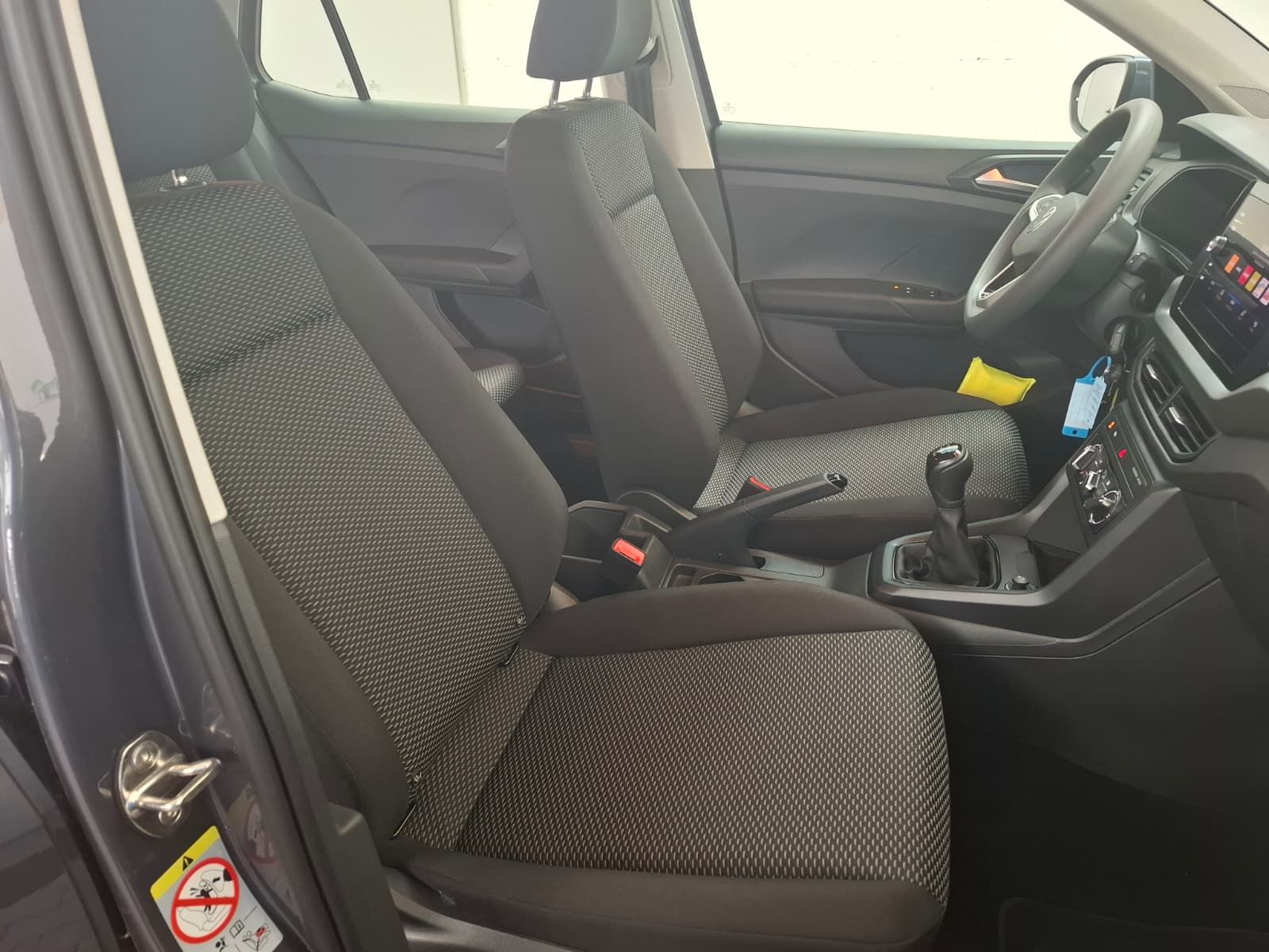 Fahrzeugabbildung Volkswagen T-Cross 1.0 TSI 5-Gang +LED +FrontAss. +LaneAss.