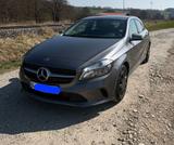 Mercedes-Benz A 180 - grau-metallic - Automatik  - mit Benzin-Antrieb: Grau, Limousine, mit Klimaanlage, Metallic