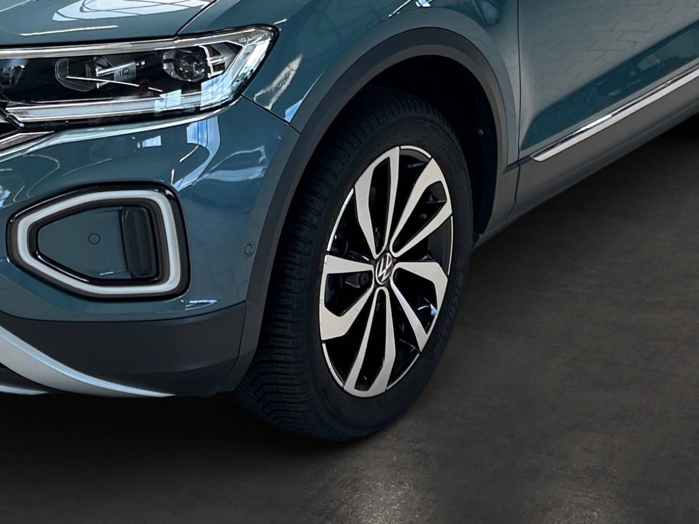 Fahrzeugabbildung Volkswagen T-Roc 1.5 TSI | CarPlay | Dachrehling | LED |