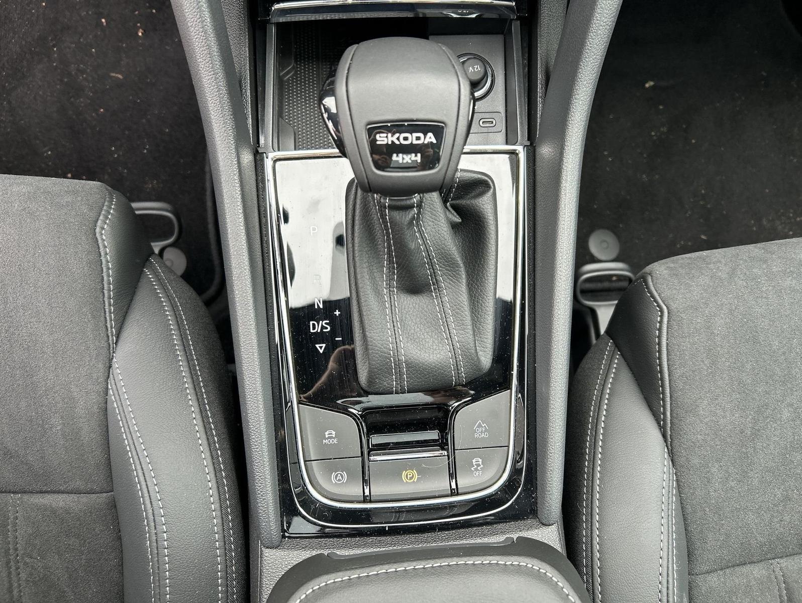 Skoda Karoq 2.0 TSI Sportline Pano Matrix ACC AHK LED