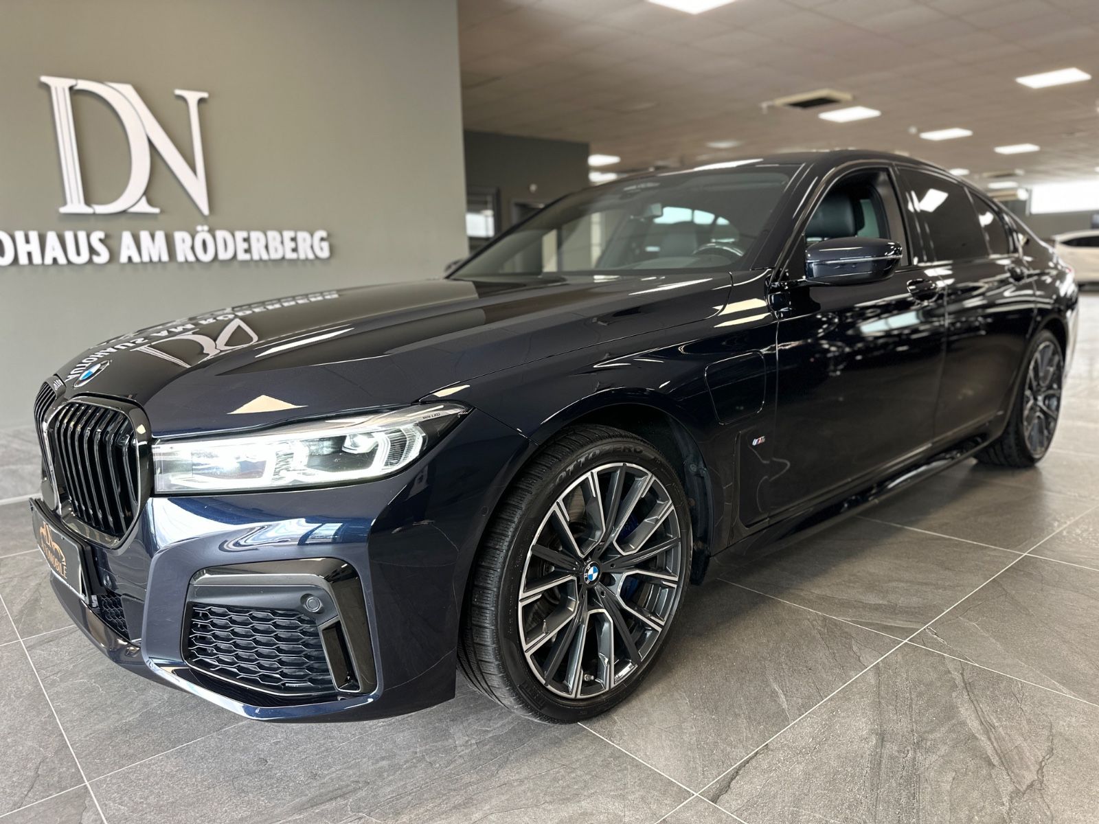 BMW 745 e M Sport Paket °IndividualSi/H&K/FullServic imagem 2