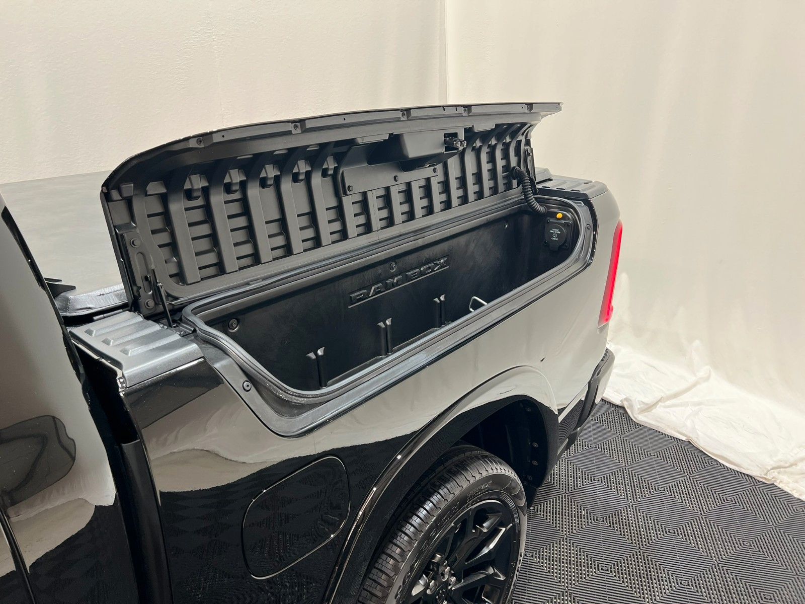 Fahrzeugabbildung Dodge RAM 1500 Limited Night  5,7L V8 HEMI / MFT