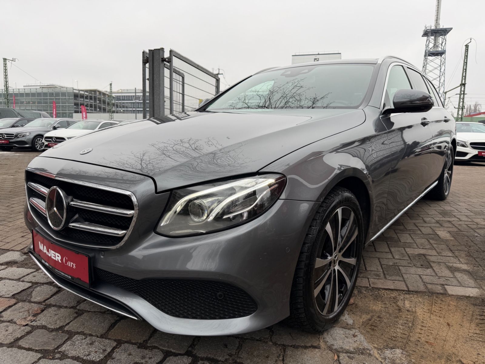 Fahrzeugabbildung Mercedes-Benz E 220d T BURMESTER*PANO*LEDER*ACC*MUTLIBEAM*LED