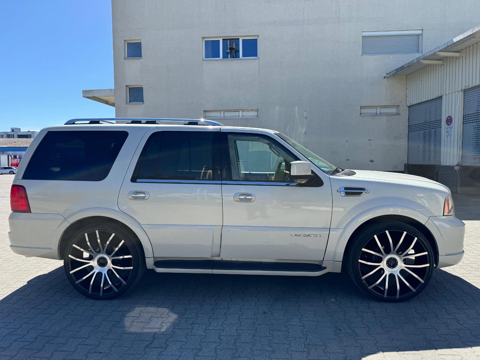 Lincoln Navigator 5.4 V8 * 1. HAND * 8-Sitzer * Allrad *