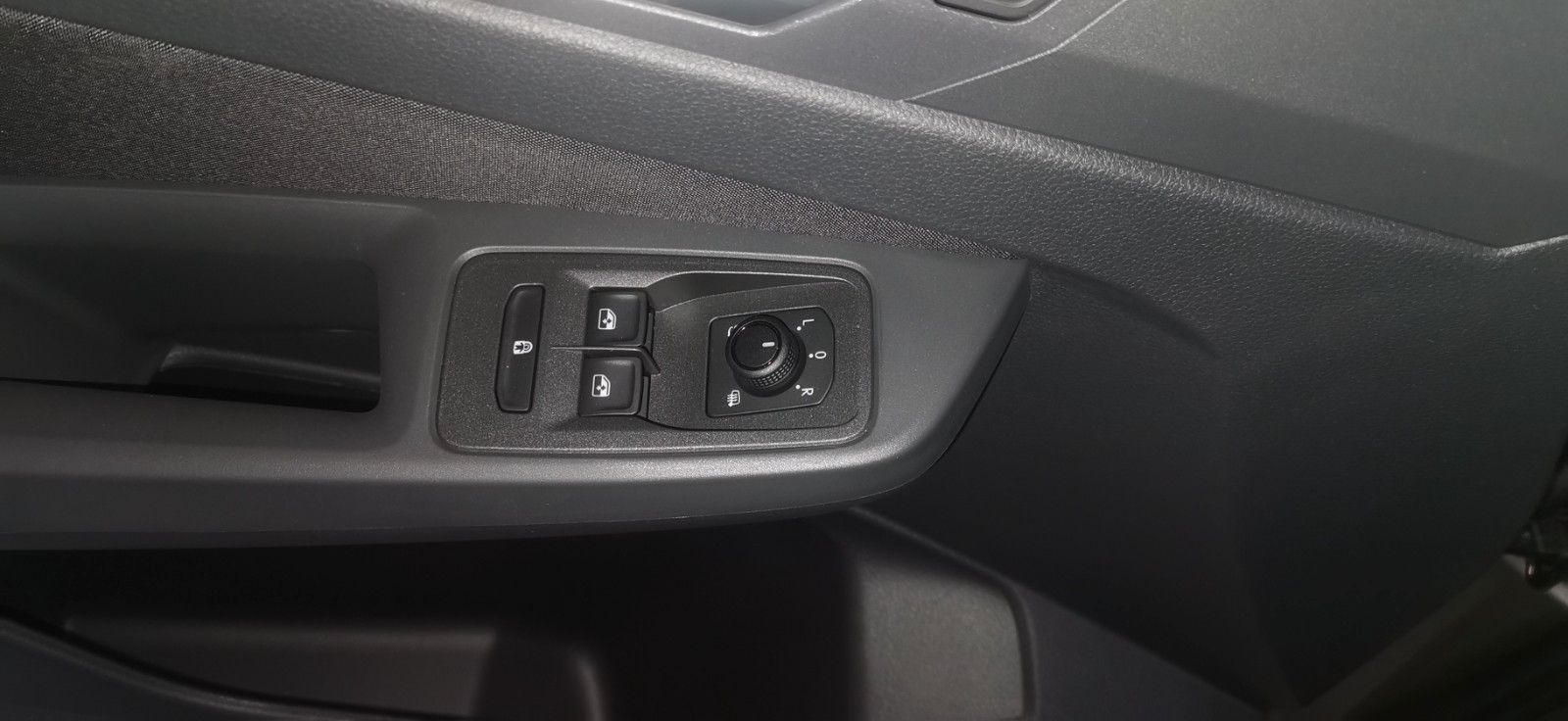 Fahrzeugabbildung Ford Grand L2 Titanium Automatik