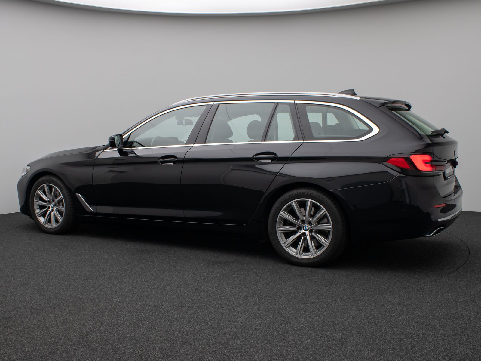 Fahrzeugabbildung BMW 530d LuxuryLine Panorama Kamera HiFi AHK Komfort