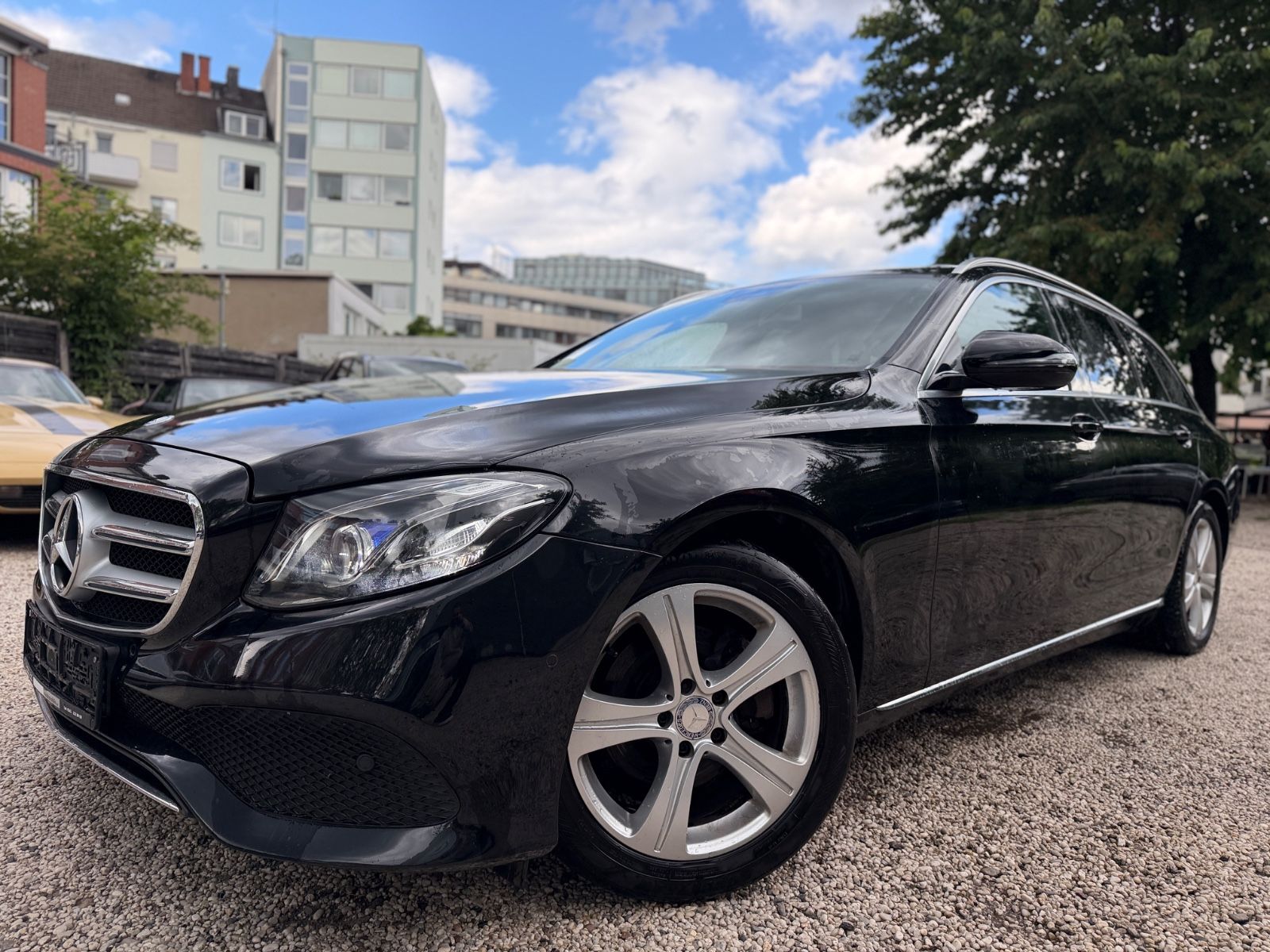 MERCEDES-BENZ E 220