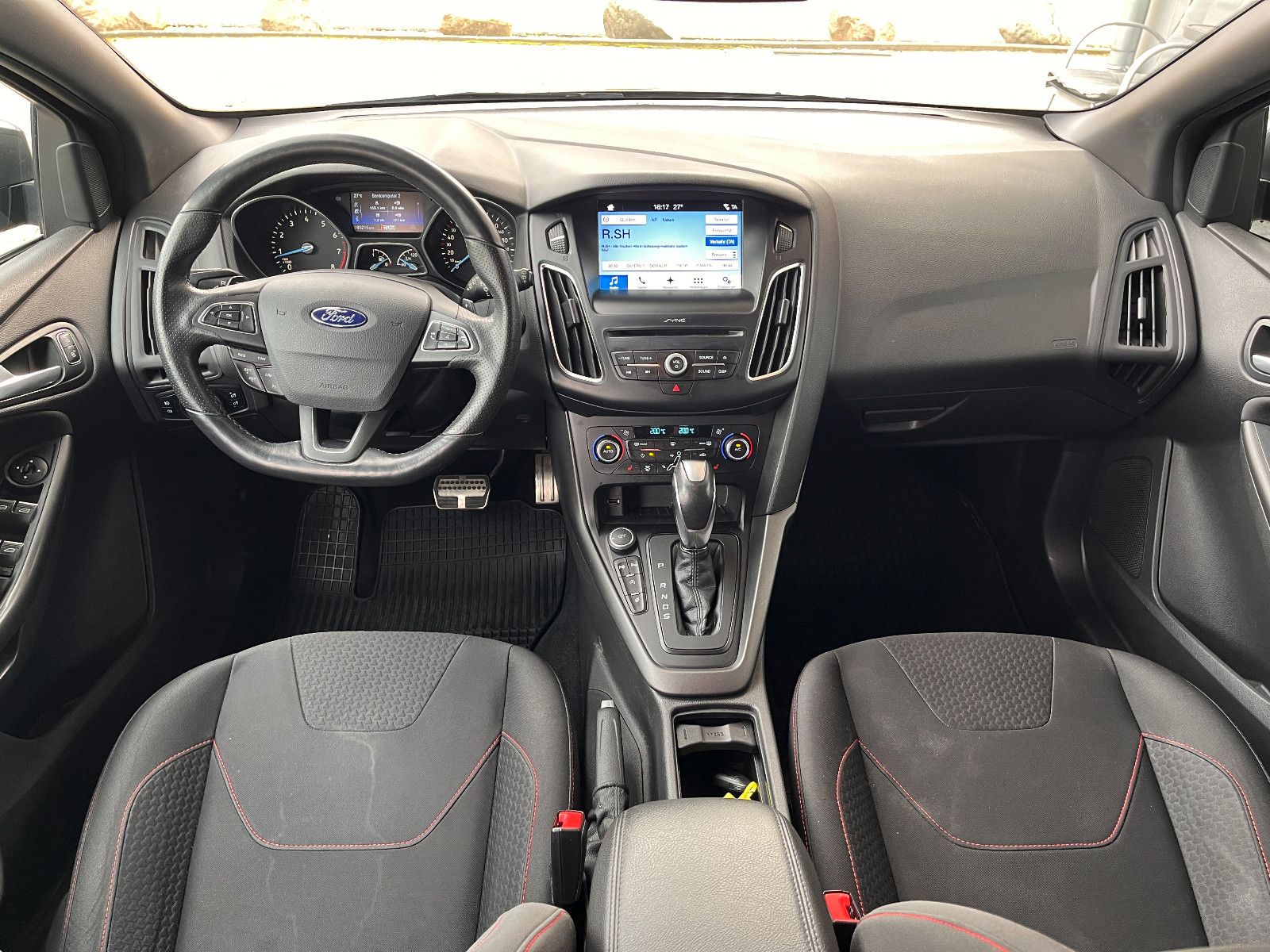 Fahrzeugabbildung Ford Focus Turnier ST-Line 1.5 Turbo Automatik