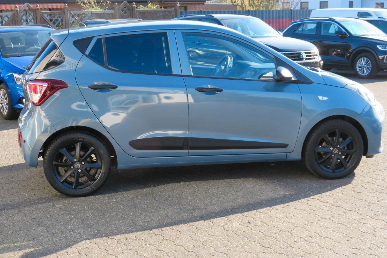 Fahrzeugabbildung Hyundai i10 4-TÜREN KLIMA PDC ALU SCHECKHEFT