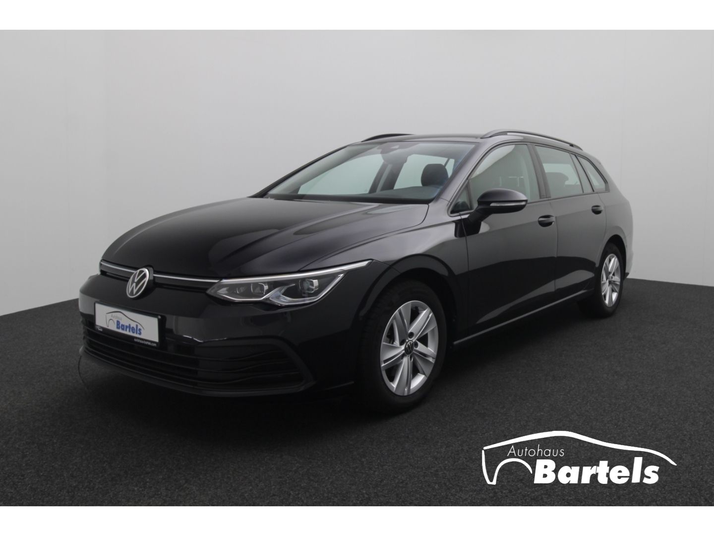 Fahrzeugabbildung Volkswagen Golf VIII Variant Life AHK SHZ ACC