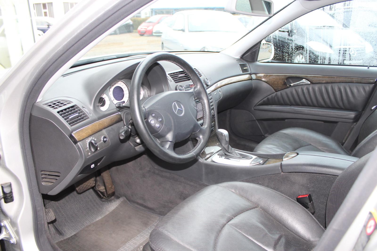 Mercedes-Benz E320 2005 — photo 11