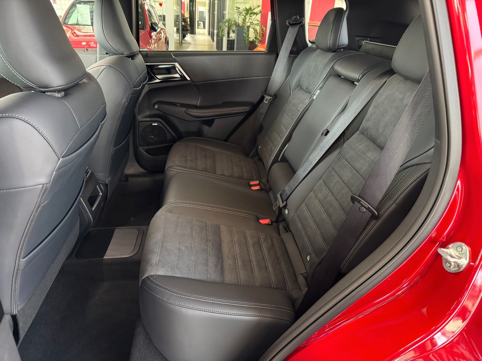 Fahrzeugabbildung Mitsubishi Outlander 2.4 PHEV 4WD Diamant PLUS