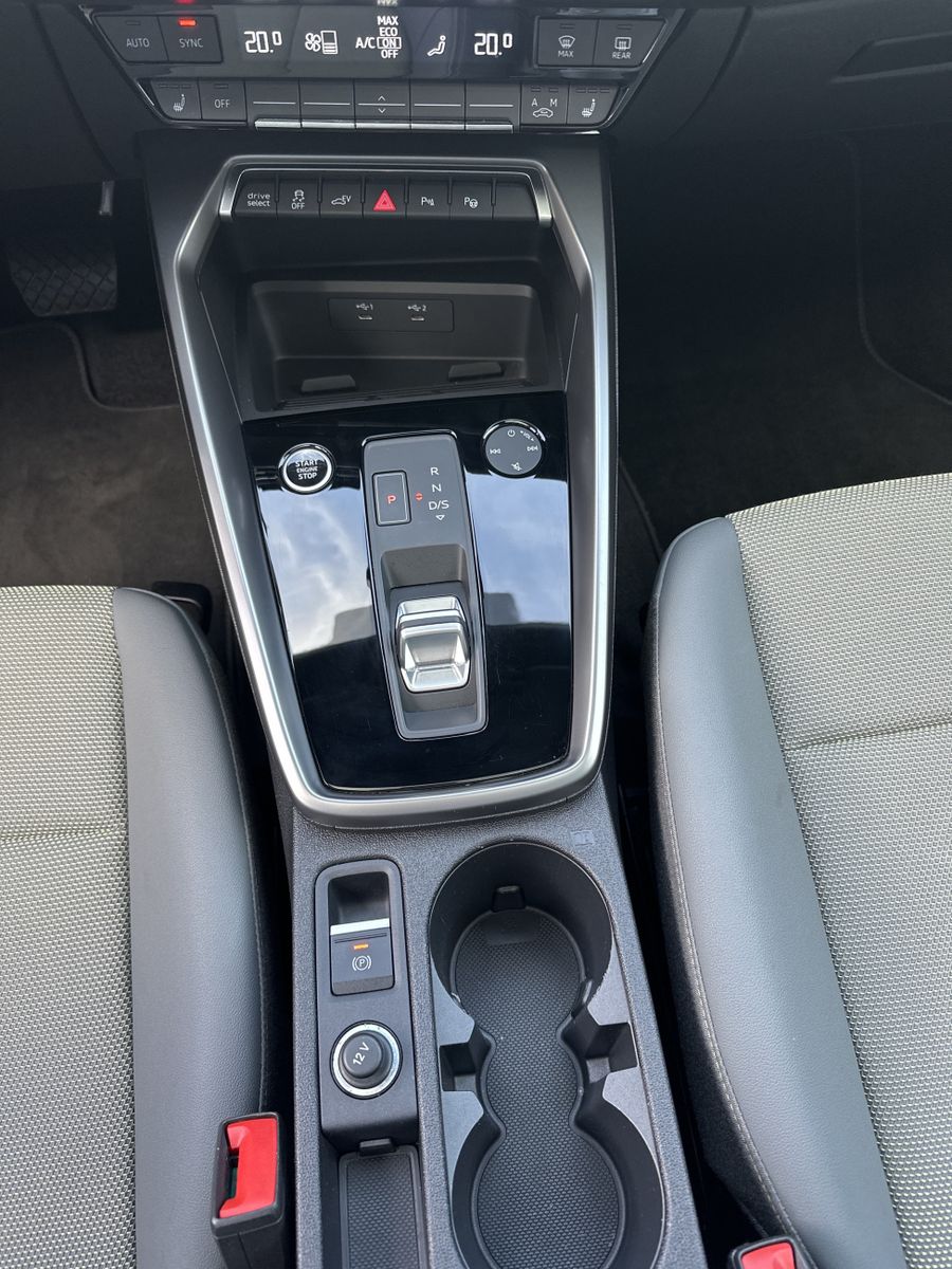 Fahrzeugabbildung Audi A3 SpB 40 TFSI e NAV+LED+PANO+CARPLAY+V-COCKPIT