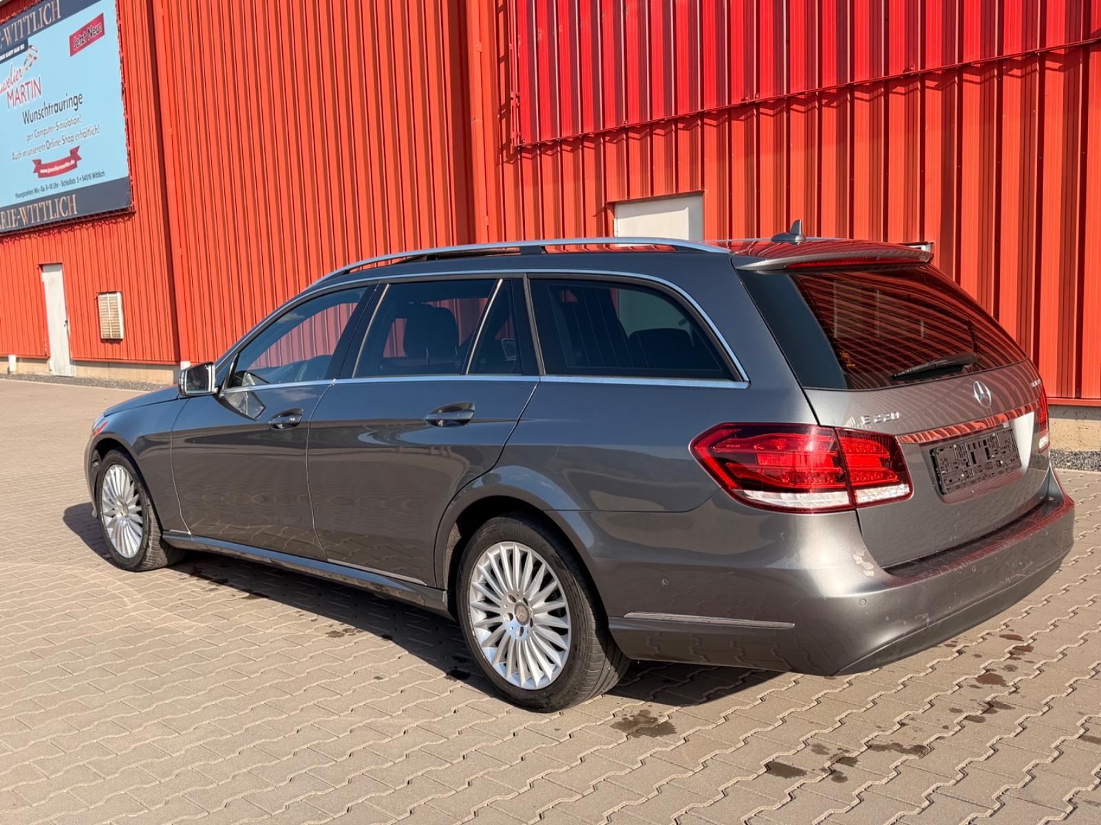 Mercedes-Benz E 220 LED AUTOMATIK LEDER PDC AHK NAVI ACC EU6