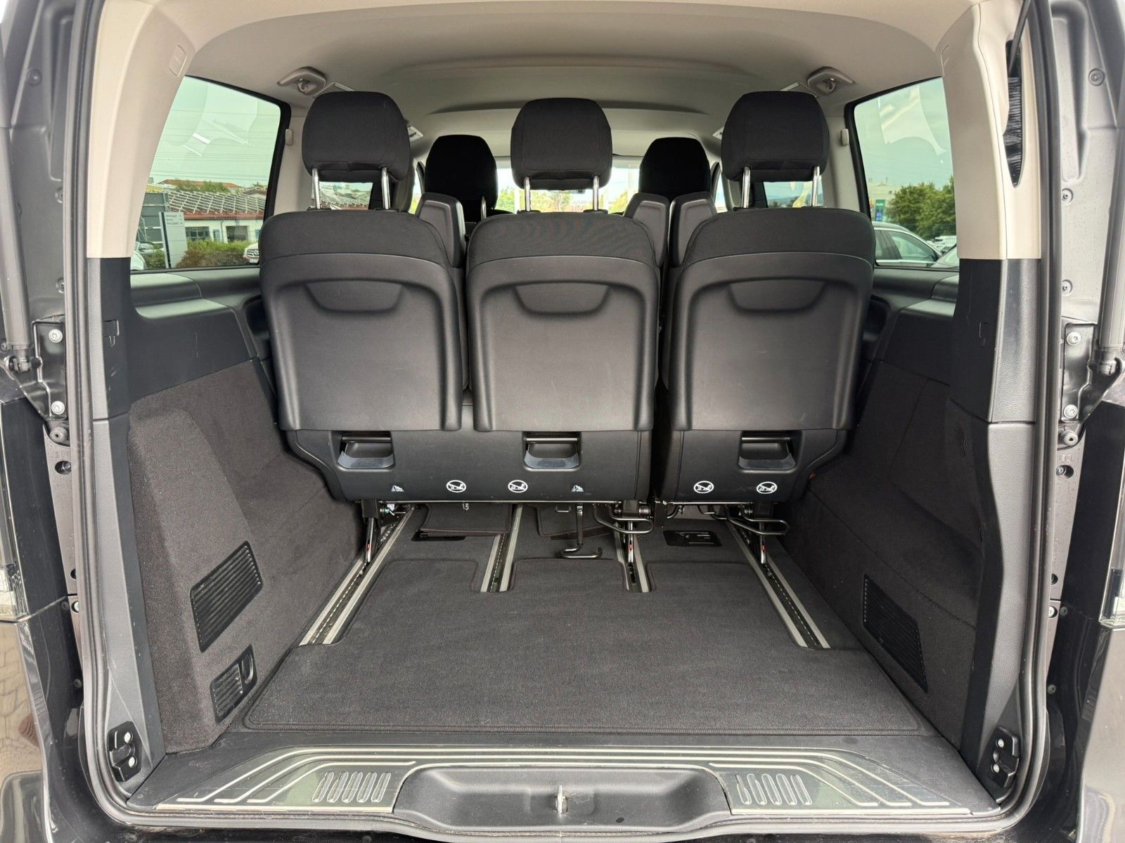 Fahrzeugabbildung Mercedes-Benz V 300 d STYLE 4MATIC AHK2,5t DISTRONIC MULTIBEAM