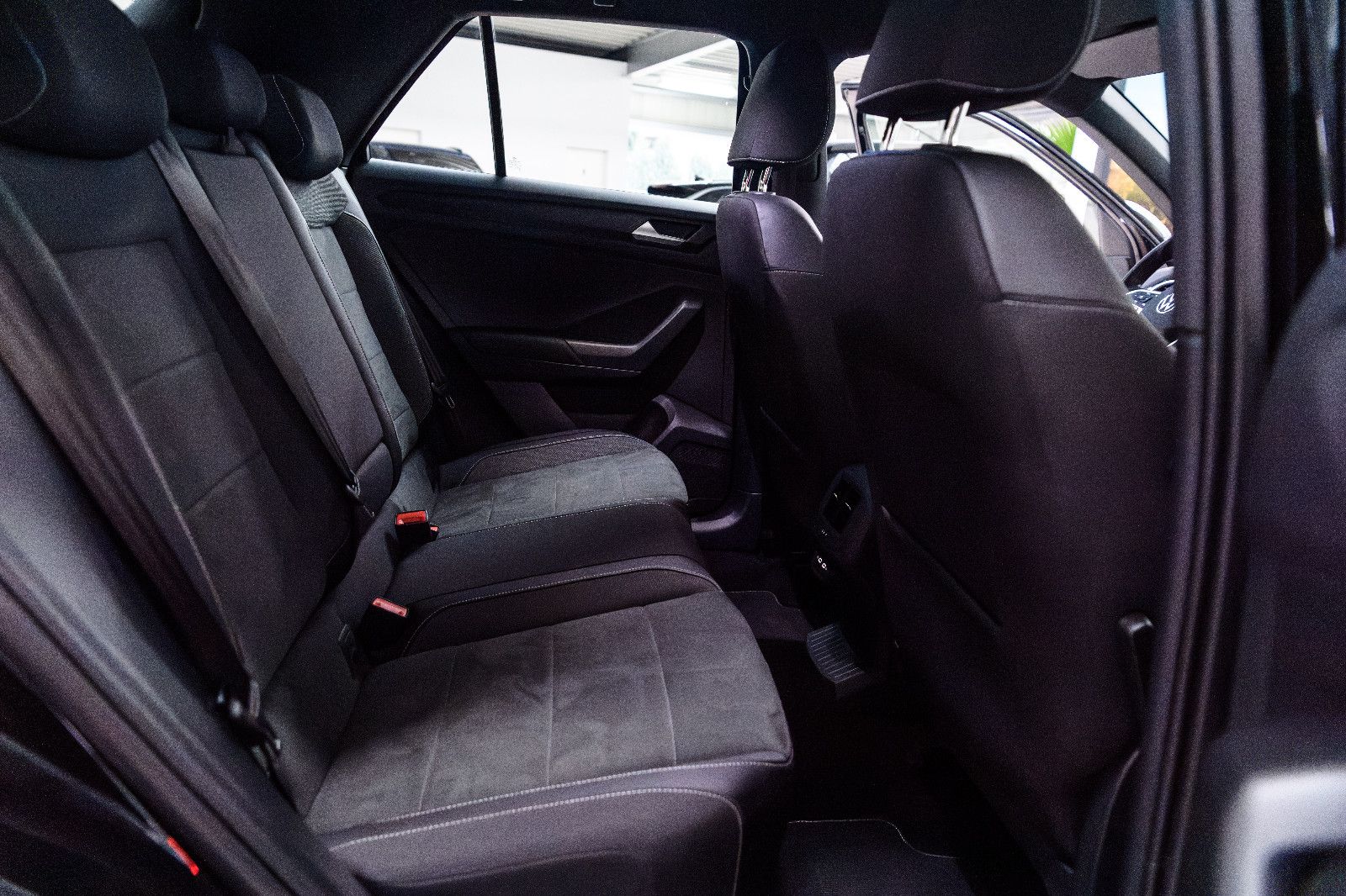 Fahrzeugabbildung Volkswagen T-Roc R-Line+LED+AHK+ACC+SIDEASISST+SHZ+EL.HK