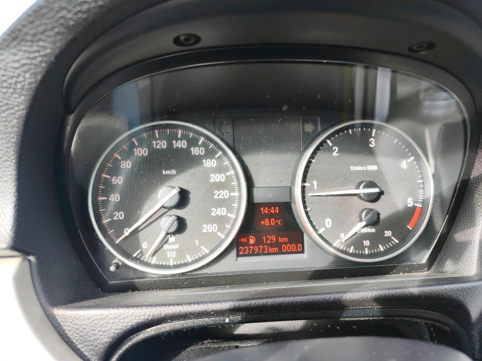 BMW 320 2011 — photo 12