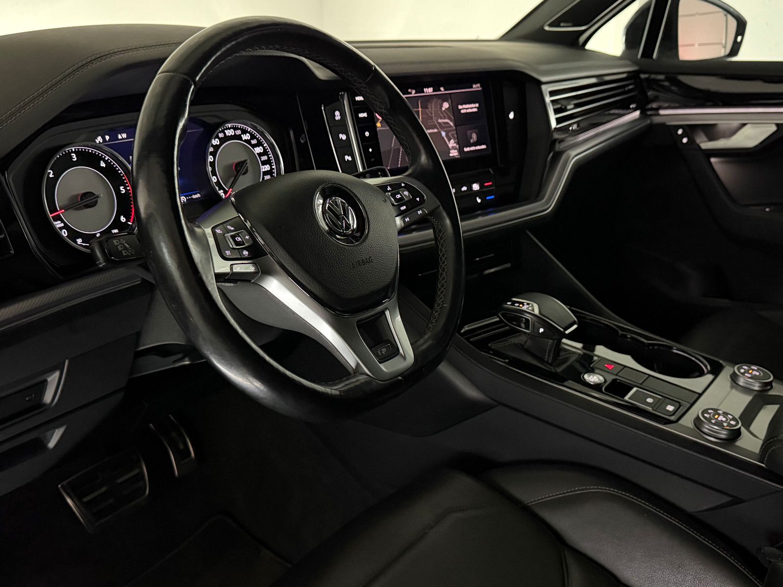 Fahrzeugabbildung Volkswagen Touareg 4Motion R-LINE/DAB+/MATRIX IQ/AHK/21 ZO