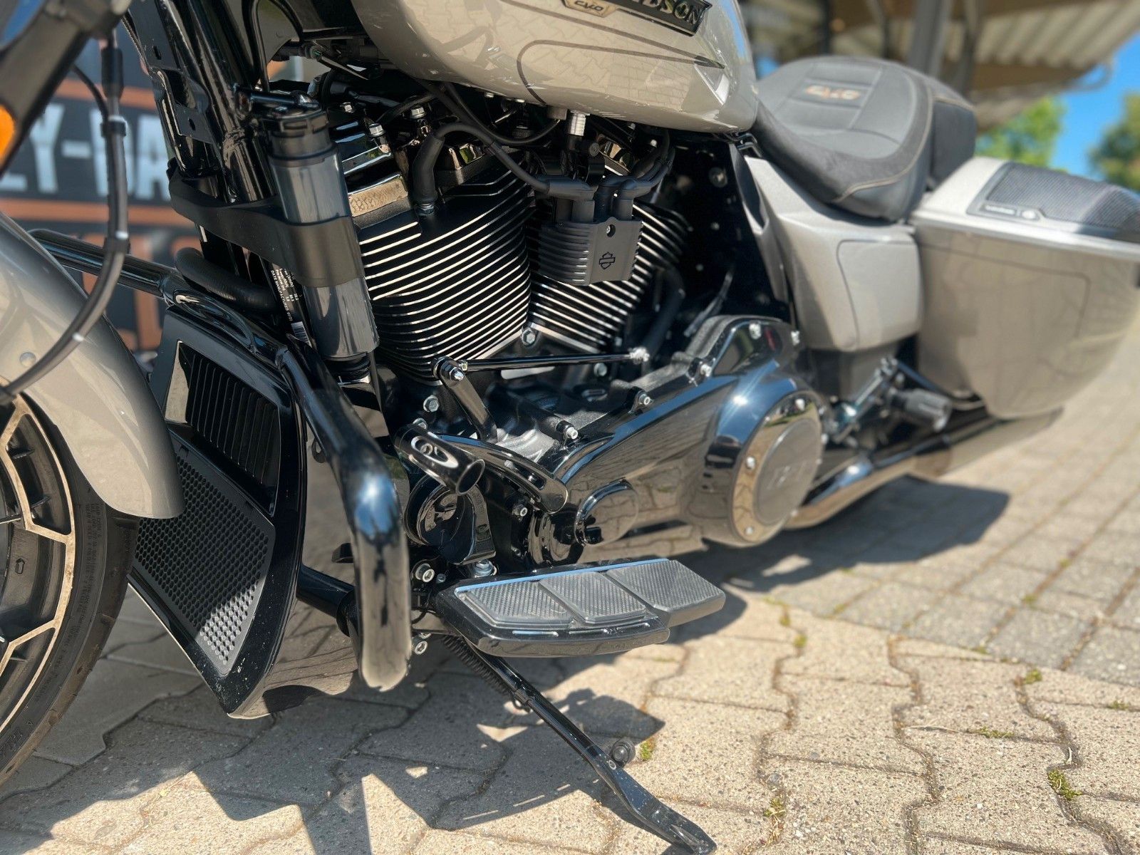 Fahrzeugabbildung Harley-Davidson Street Glide CVO Jekill & H-D Ape Lenker