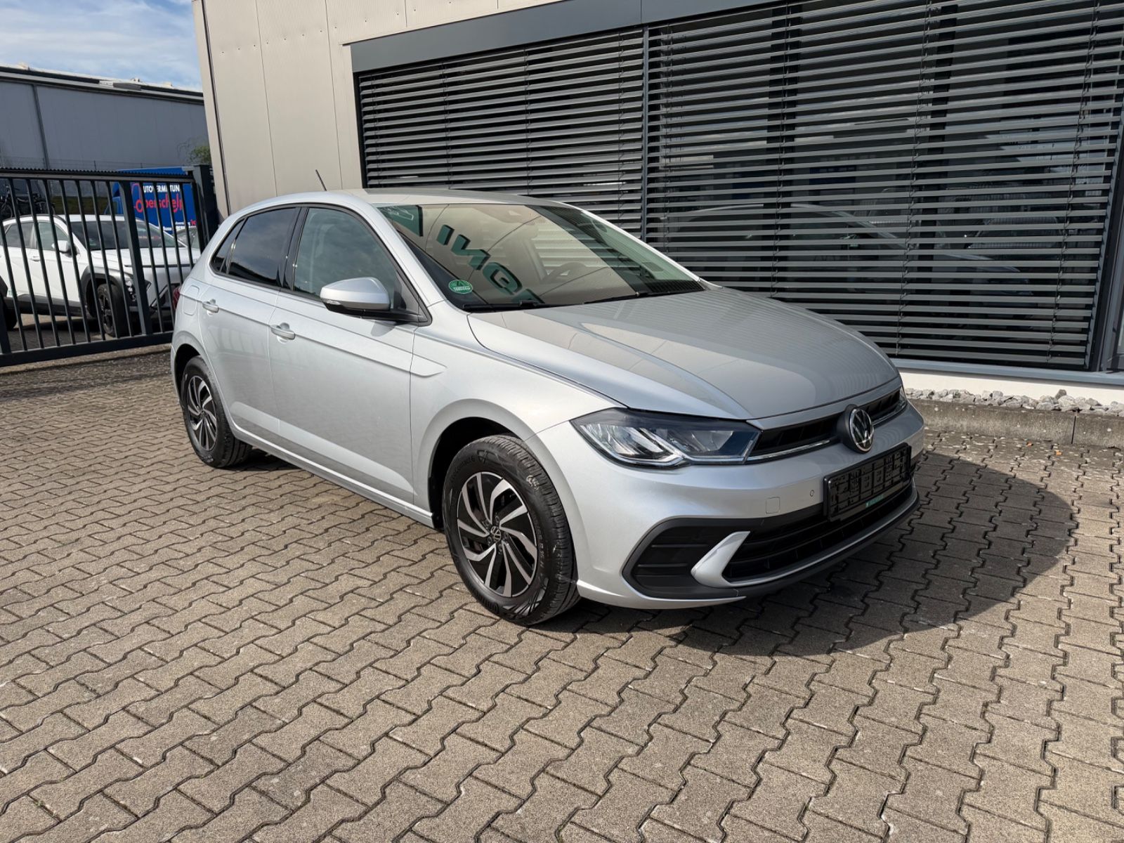 Fahrzeugabbildung Volkswagen Polo VI 1.0 TSI Life DSG LED Garantie